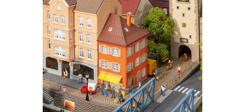 Modélisme ferroviaire : FALLER F130617 - Maison d’angle avec bureau de poste