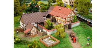 Modélisme ferroviaire : FALLER F272916 - Ferme à trois ailes de bâtiment
