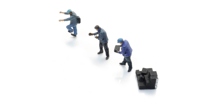 ART5870089 - Cheminots / Personnel SNCF chargeant des briquettes - Artitec
