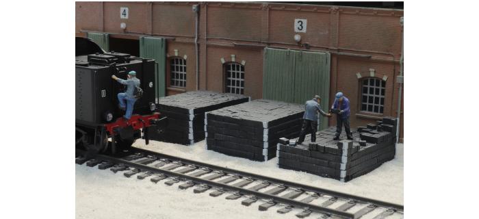 ART5870089 - Cheminots / Personnel SNCF chargeant des briquettes - Artitec