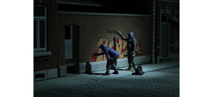 ART5870109 - Vandales peignant des graffitis - Artitec