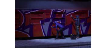 ART5870109 - Vandales peignant des graffitis - Artitec