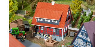 F130587 - Maison à colombages avec fontaine - Faller