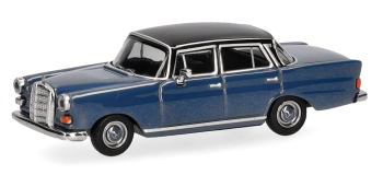 HER430739-004 - Mercedes Benz 200 bleu/noir avec aileron arrière - Herpa
