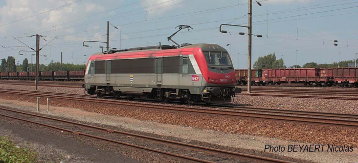 Vru Grill express SNCF - livrée rouge/gris béton - logo GE orange