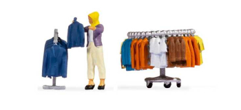 NO 16509 - Tiny-Scenes « Achat de vêtements »: Cliente devant présentoirs de vêtements - Noch