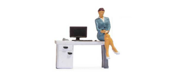 NO 16517 - Tiny-Scenes « Au bureau » : Employée assise sur son bureau - Noch