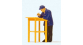 PR28152 - Cheminot travaillant debout sur un bureau - Preiser