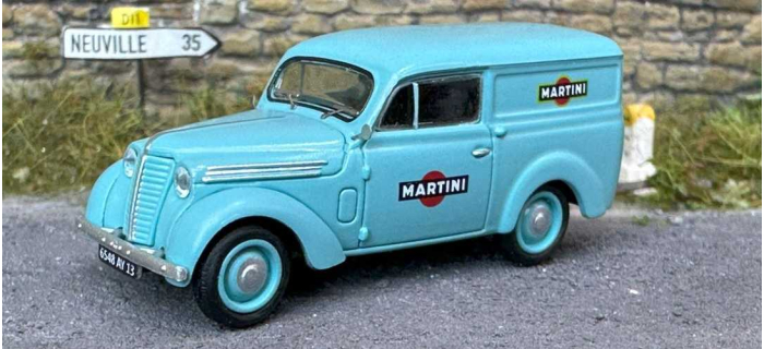 CB-172 - Voiture Renault JUVAQUATRE Fourgon tôlé MARTINI - REE Modeles