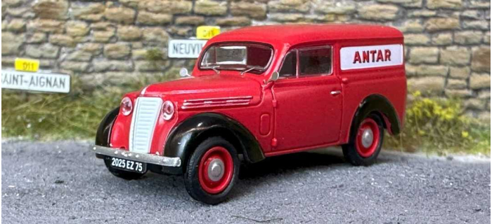 CB-173 - Voiture Renault JUVAQUATRE Fourgon tôlé ANTAR - REE Modeles