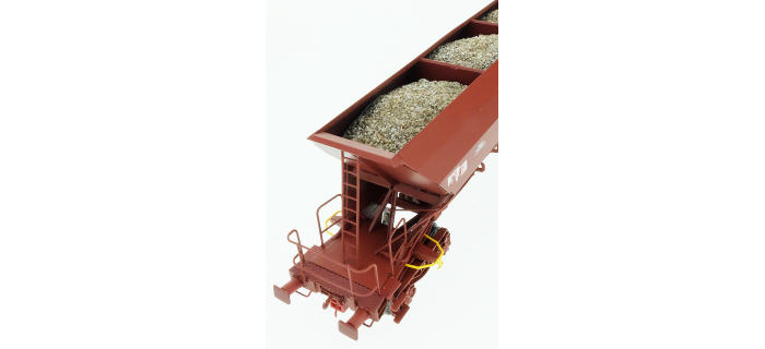 Wagon à bords bas à bogies Type Rlmms, avec chargement agricole