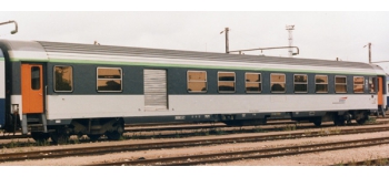 ROCO 45758 - Voiture corail 2cl / fourgon, SNCF